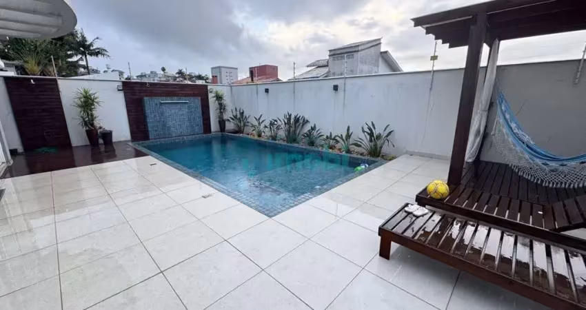 Casa mobiliada com 4 dormitórios, 250 m² privativos, pedra branca, palhoça, sc