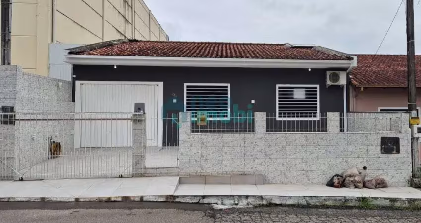 Casa a venda, 2 dormitórios sendo 1 suíte, 3 vagas, mobiliado, forquilhas, são josé/sc