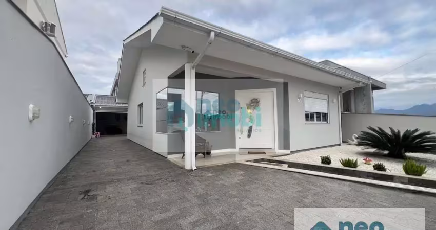 Casa térrea mobiliada com 3 dormitórios no green village, palhoça, sc