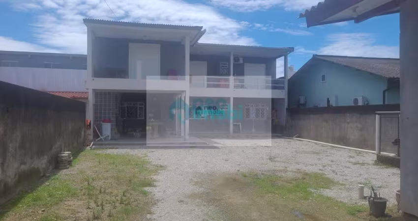 Casa a venda  com vista para a pedra branca – 4 dormitórios  e 180m²