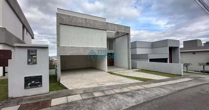Casa com 3 suítes, 2 vagas de garagem, na pedra branca, palhoça/sc