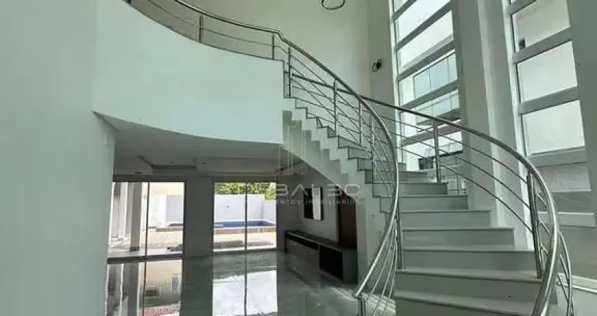 Casa em condomínio em balneário camboriú, 5 suites terreno de 500m² e área construída de 400,48m², , closet, hidromassagem, 03 vagas, terraço gourmet