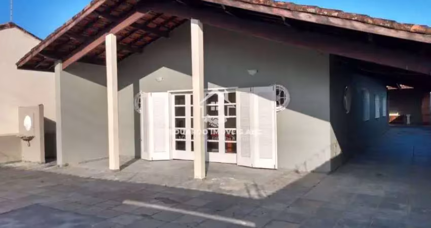 Casa térrea a 300m da praia. churrasqueira. 4 dorm. 1 suíte. 8 vagas. gaivota - itanhaém