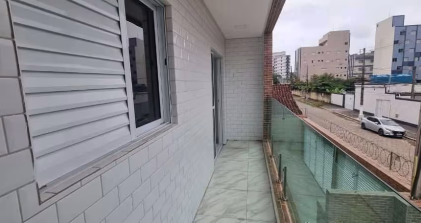 Casa de condomínio á 400 metros da praia no bairro da Mirim, com 2 dormitórios, sendo 1 suíte, sala 2 ambientes, banheiro social , cozinha e 1 vaga de