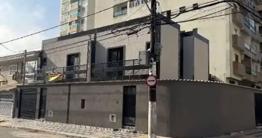 Sobrado com 3 dormitórios na Vila Tupi, Praia Grande. Fino acabamento, com sala dois ambientes, cozinha, área de serviço, 03 dormitórios sendo 01 suít