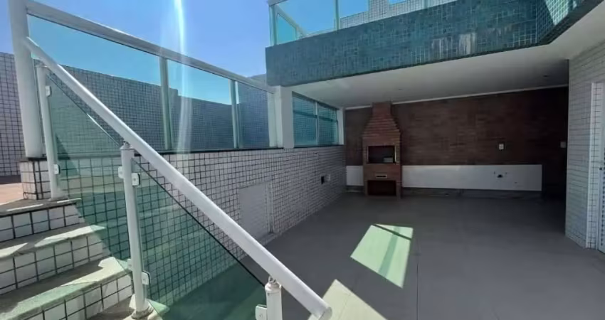 Cobertura duplex que conta com 290m² distribuídos em uma excelente sala muito ampla e bem distribuída, 4 suítes sendo duas delas master, banheiros so