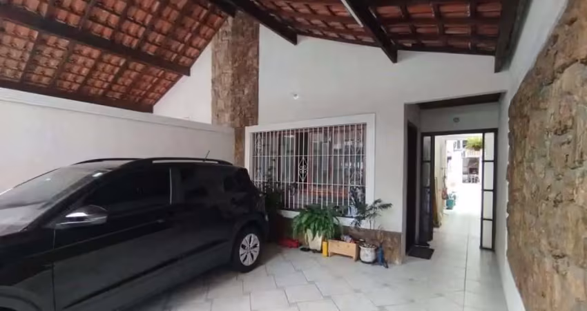 Possui 3 quartos sendo 1 suíte, sala ampla 2 ambientes, cozinha com armários embutidos, lavanderia, 2 banheiros, quintal  com churrasqueira, vaga de g