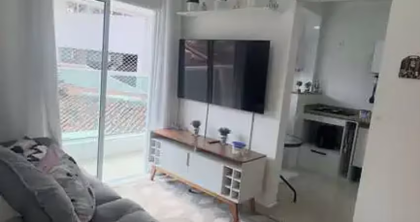 Apartamento de 1 dormitório com sacada, lazer e a duas quadras da praia!
