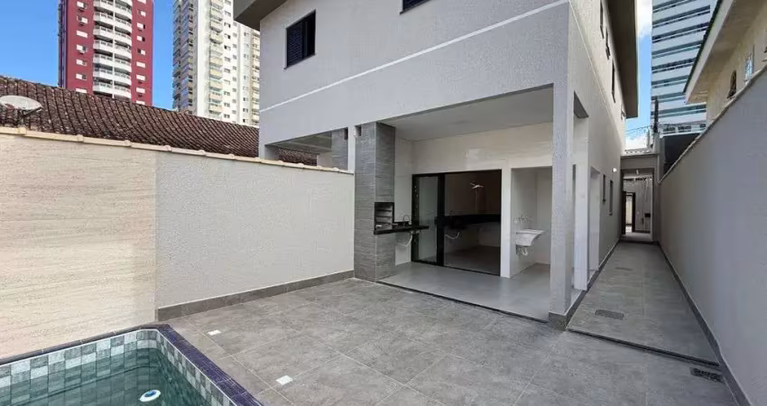 Sobrado novo alto padrão no canto do forte/pg com piscina e 3 suítes.