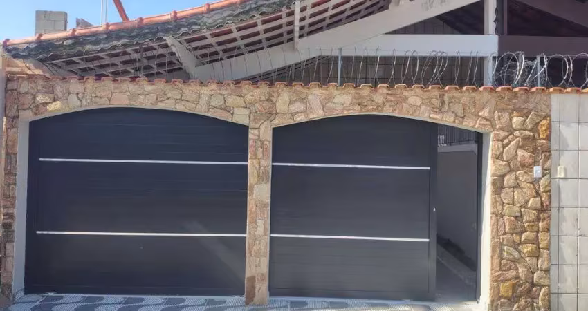 Casa em praia grande, com 2 dormitórios sendo 1 suíte, tendo piscina