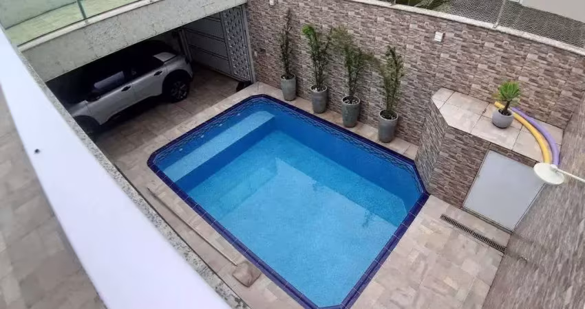 Casa isolada com piscina a 60 metros da praia no jardim real, praia grande