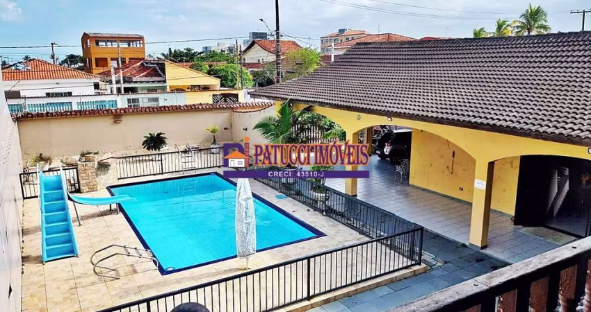 Oportunidade Única! Casa Ampla Mobiliada com Piscina a Poucos Passos do Mar