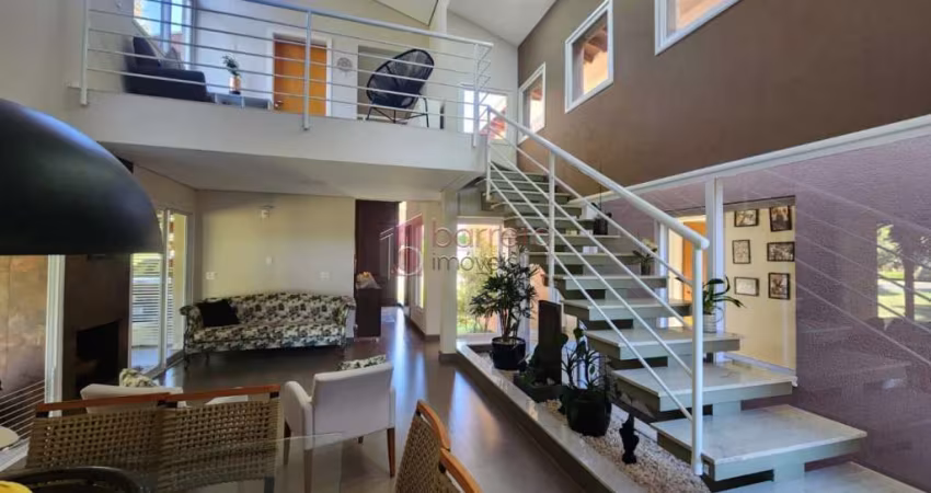 Casa Térrea com 554m de terreno e 257m de construção. Condomínio em meio a natureza