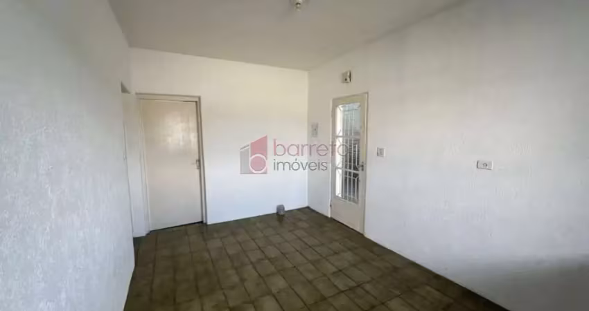 Casa em piso inferior com entrada compartilhada para locação no parque centenário - jundiaí/sp