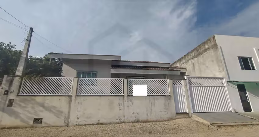 Casa de alvenaria com três dormitórios sendo uma suíte