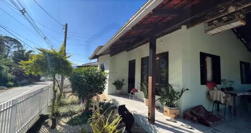 LINDA CASA COM TRÊS DORMITÓRIOS E UM AMPLO TERRENO