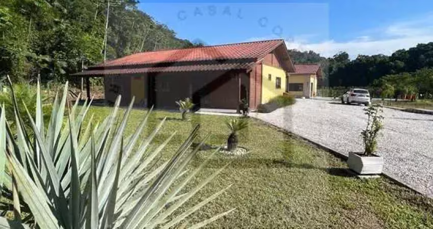 Linda e espaçosa chácara de 3 dormitórios sendo 1 suíte