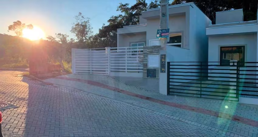 LINDA CASA BAIXA DE 3 DORMITÓRIOS