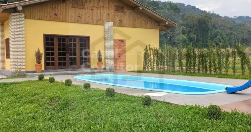 Linda e espaçosa chácara de 3 dormitórios sendo 1 suíte