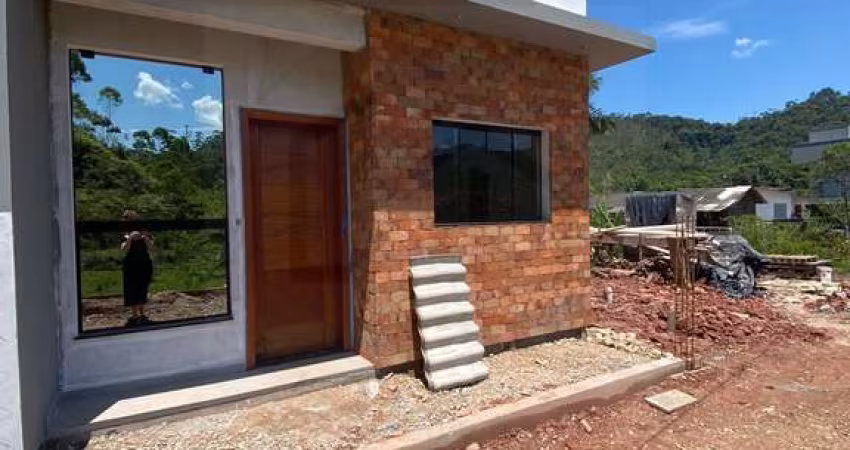 CASA BAIXA DE 3 DORMITÓRIOS SENDO 1 SUÍTE