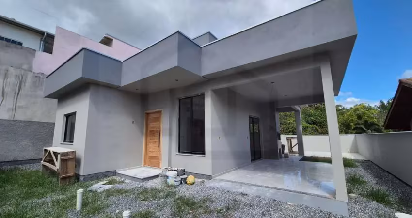 CASA SOLTA COM 3 DORMITÓRIOS SENDO 1 SUÍTE