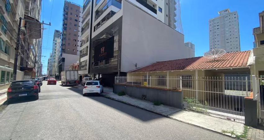 Casa à venda no bairro Meia Praia - Itapema/SC