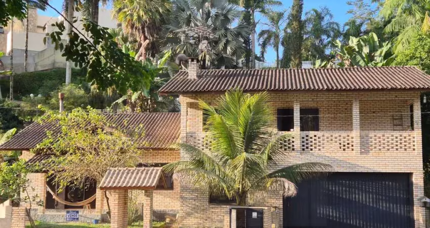 CASA COM 4 DORMITÓRIOS SENDO 1 SUÍTE MASTER E AMPLO TERRENO