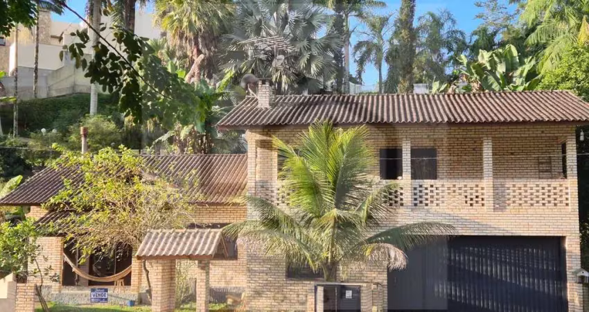 Casa com 4 dormitórios sendo 1 suíte master e amplo terreno