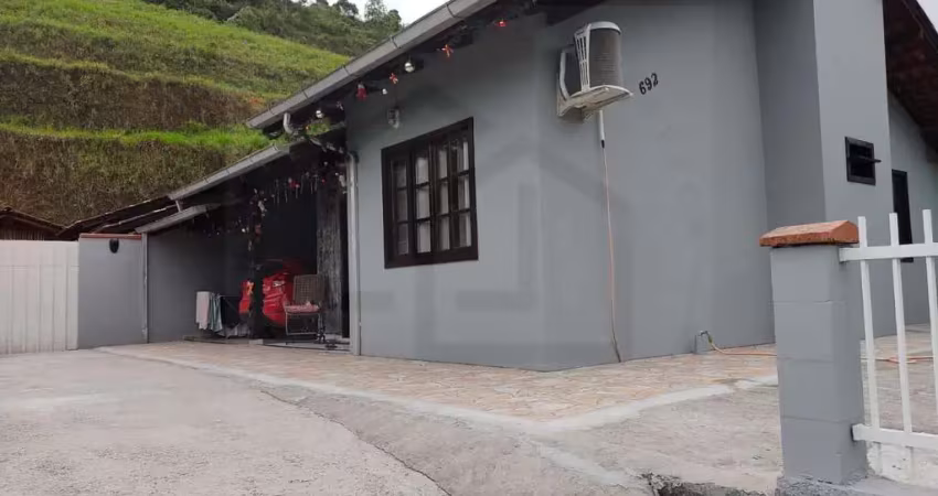 CASA EM CONDOMÍNIO FECHADO COM ÁREA DE FESTAS E 2 DORMITÓRIOS