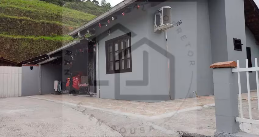 Casa em condomínio fechado com área de festas e 2 dormitórios