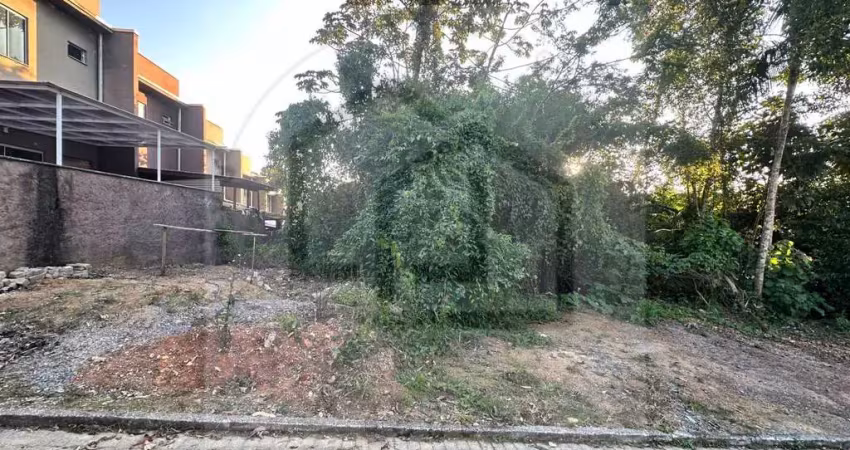 Terreno plano com 337m² em loteamento tranquilo e organizado