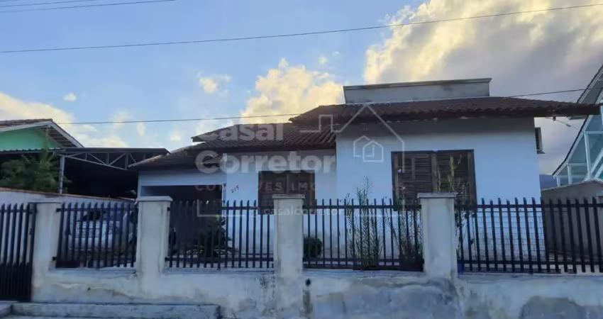Casa de alvenaria de 180m² com três dormitórios sendo uma suíte
