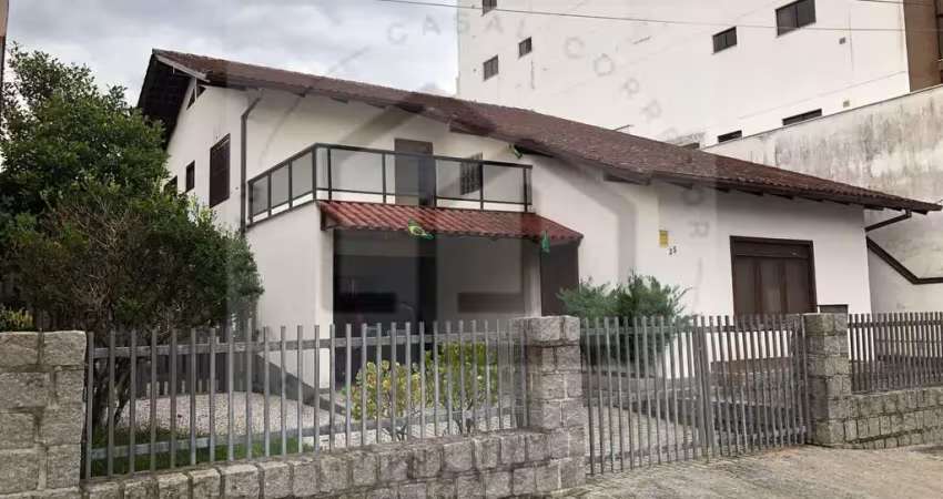 Casa de 320m² com quatro dormitórios sendo uma suíte