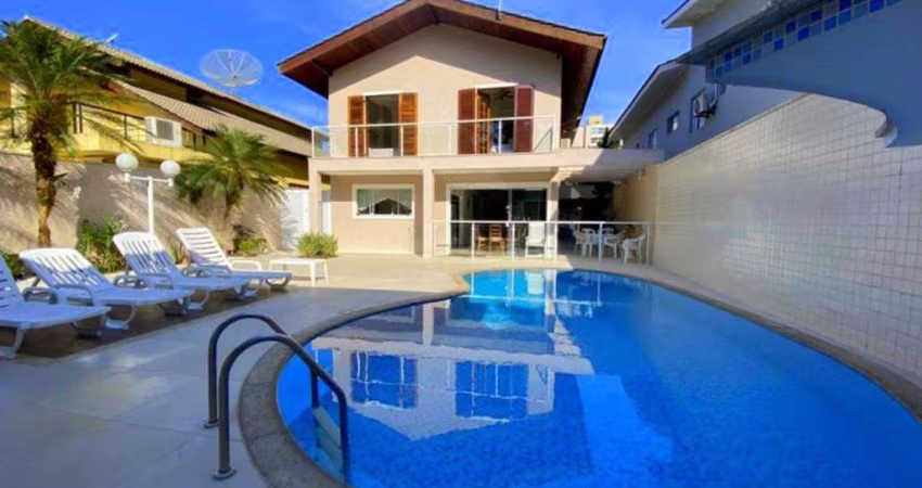 Linda Casa Próximo da Praia à Venda na Riviera de São Lourenço.