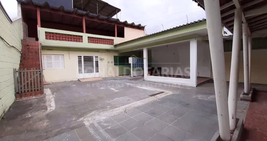 Casa térrea à venda com 4 dormitório e edicula na região de Interlagos.