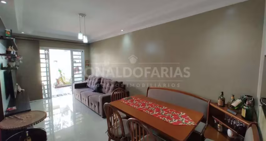 Casa Térrea a venda com 2 dormitórios e 4 vagas em Interlagos