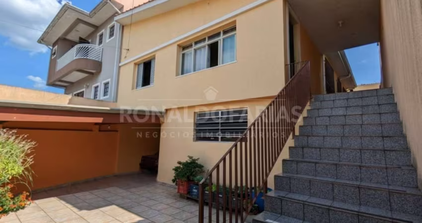 Casa à Venda em VILA São José com 3 Dormitórios e 2 Vagas de Garagem