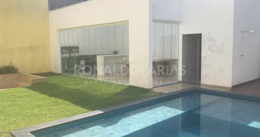 Casa à Venda no em Interlagos com 4 Dormitórios Suítes e 4 Vagas de Garagem