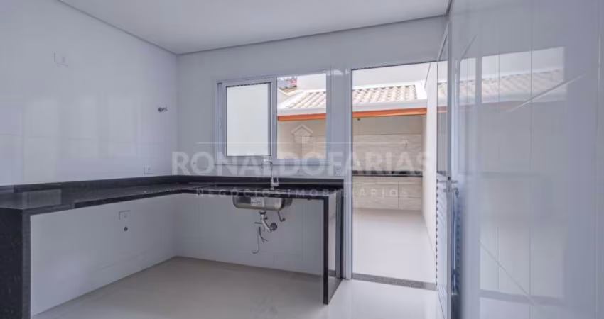 Sobrado a venda com 03 dormitórios sendo 01 suíte na região do Campo Grande