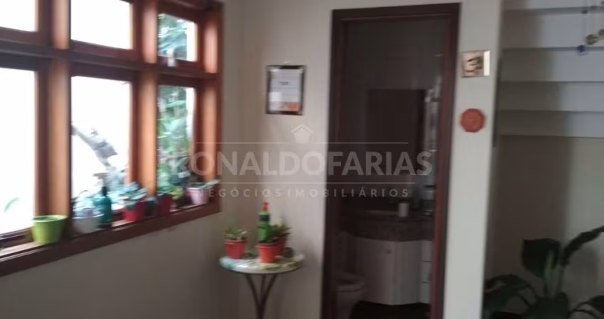 Sobrado  a venda  sendo  4 quartos com 3 suites  4  vagas de garagem cobeta