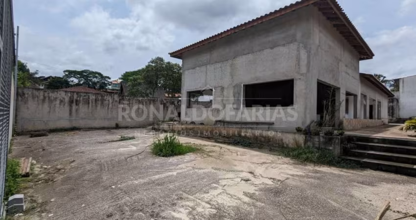 Casa a Venda no Bairro de Interlagos com 3 Dormitórios Suítes 5 Vagas de Garagem e Edícula