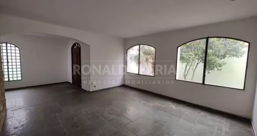 Casa à venda com 2 dormitórios e 1 suíte na região de interlagos.
