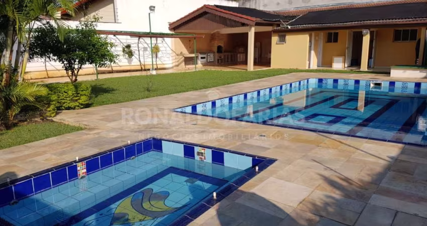 Casa térrea à venda com 3 dormitórios e 4 vagas na região de Interlagos.