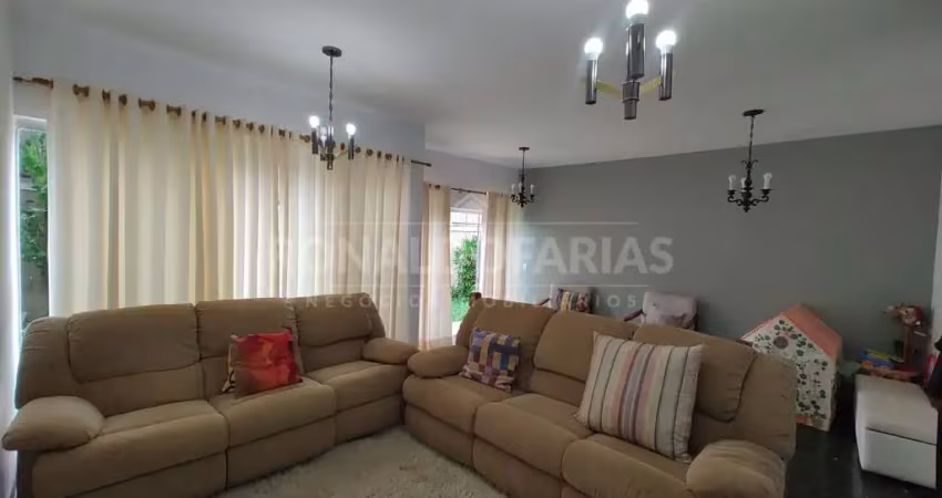 Casa a venda no bairro de interlagos com 4 dormitórios sendo 2 suítes e 4 vagas de garagem