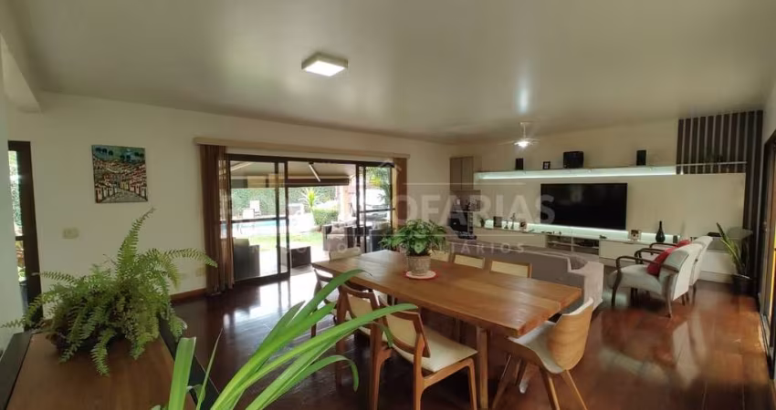 Vende se casa com 5 Dormitórios(3 suítes) no Bolsão de Interlagos