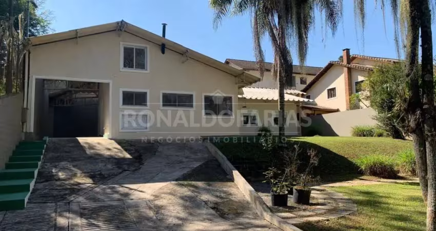 Casa térrea à venda com 3 dormitórios e 1 suíte na região de interlagos.