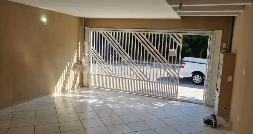 Aluga-se sobrado em interlagos, com 3 dormitórios sendo 1 suíte local tranquilo