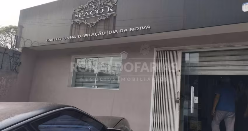 Salão comercial com 100 m. 1 banheiro com 3 salas .