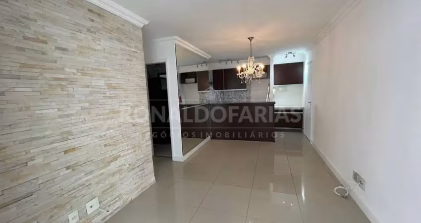 Apartamento a venda com 03 dormitórios sendo 01 suíte na região de interlagos