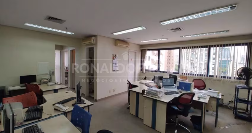 Vende-se Sala Comercial com 72 mts em prédio moderno com no Campo Belo